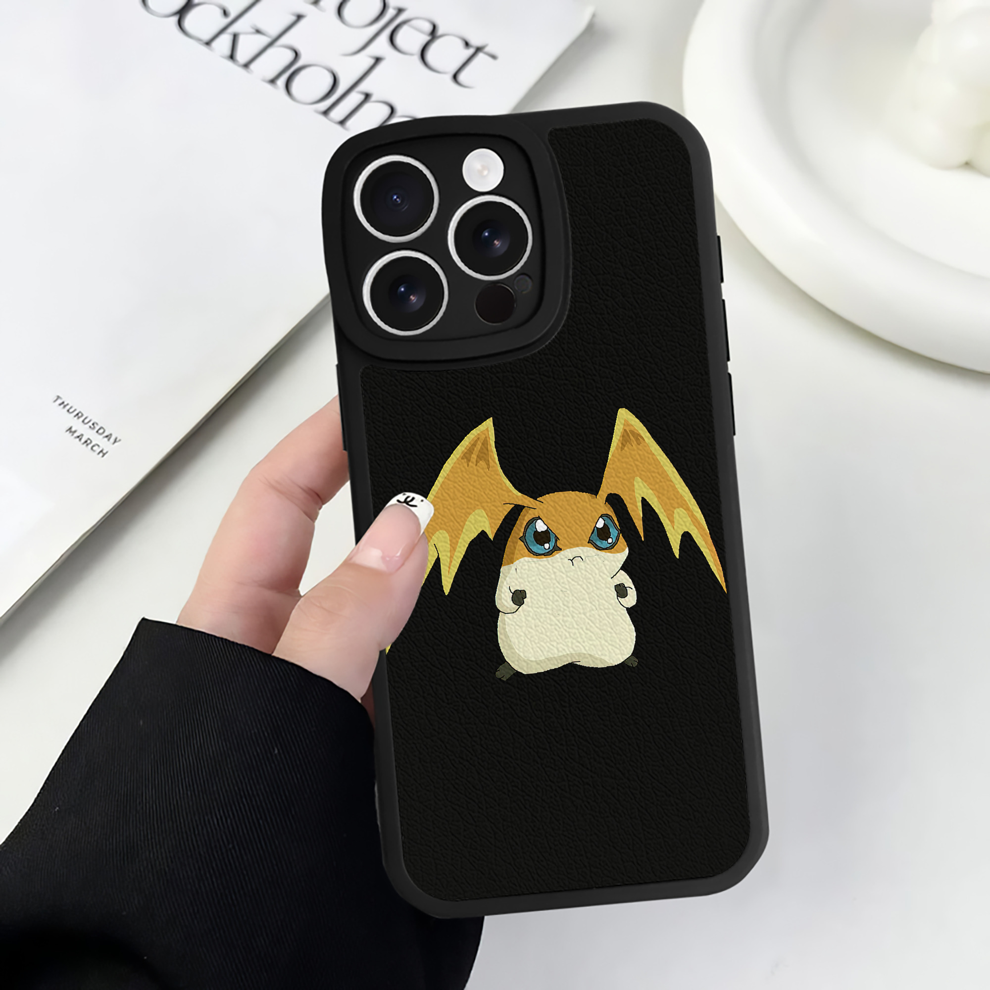 （画像用） Digimon デジタルモンスター/デジモン 【iPhone 16シリーズ対応】シリコンスマホケース（レザー調） 材質：シリコン